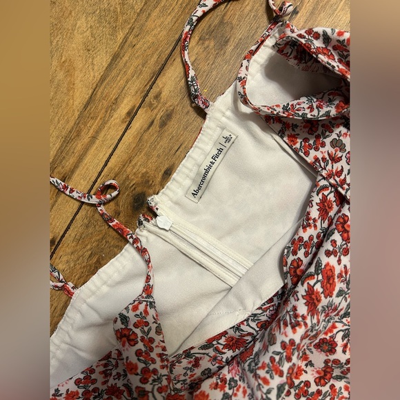 Abercrombie & Fitch Dresses & Skirts - Abercrombie & Fitch Red and White Floral Dress